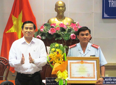 Được sự ủy nhiệm, ông Lê Văn Hưởng, Chủ tịch UBND tỉnh trao Bằng khen của Thủ tướng Chính phủ cho Thanh tra tỉnh Tiền Giang.