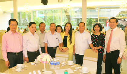 Former Politburo member, former Secretary of Ho Chi Minh city Party Committe Le Thanh Hai (the third, from right) takes souvenir photo with Tien Giang province leaders and countryman of Tien Giang province in Ho Chi Minh city.