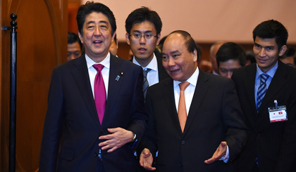 PM Nguyen Xuan Phuc and his Japanese counterpart Shinzo Abe.