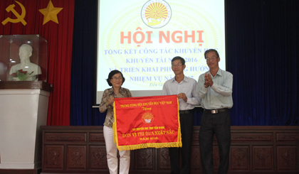  The Tien Giang Association for Promoting Education receives the Excellent Emulation Flag of the the Central Committee of Viet Nam Association for Promoting Education