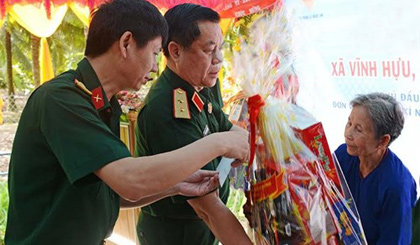 Lieutenant General Nguyen Trong Nghia presents Tet gift to Vietnamese Heroic Mother in Vinh Huu commune.