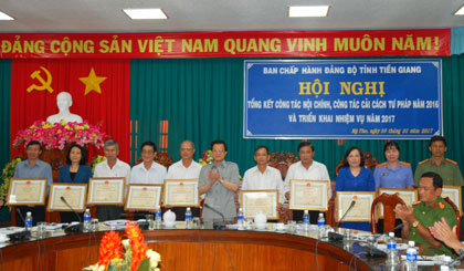 Ông Lê Hồng Quang, Ủy viên BCH Trung ương Đảng, Phó Bí thư Thường trực Tỉnh ủy trao Bằng khen của UBND tỉnh cho các tập thể và cá nhân.