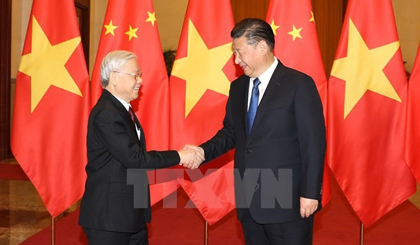 Chinese President Xi Jinping welcomes visiting Party General Secretary Nguyen Phu Trong (L). (Photo: VNA)