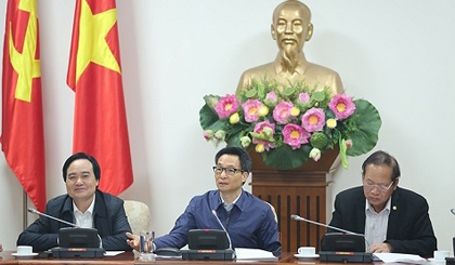 Deputy Prime Minister Vu Duc Dam (centre)