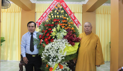 Ông Võ Văn Bình, Phó Bí thư Tỉnh ủy tặng hoa chúc tết Ban Trị sự Phật giáo tỉnh