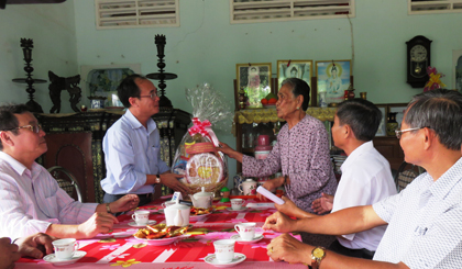Thăm và tặng quà mẹ Việt Nam Anh hùng Nguyễn Thị Thơm, xã Bình Tân, huyện Gò Công Tây