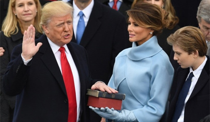 Ông Donald Trump tuyên thệ nhậm chức Tổng thống Mỹ. Ảnh: AFP