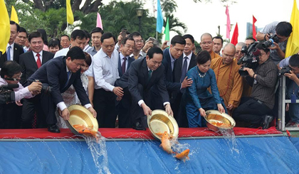 President Quang released carps at the Nha Rong wharf in observance of the Kitchen God Day.
