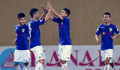 Hanoi players celebrate a goal during their third-round match with Hoang Anh Gia Lai.