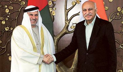 Quốc vụ khanh phụ trách đối ngoại của Ấn Độ M.J. Akbar (phải) và người đồng cấp UAE Anwar Mohammed Gargash. Nguồn: gulfnews.com