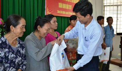 Nguyen Xuan Binh, Chairman of Tien Giang Petrolimex union presented gifts to poverty household.