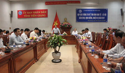 Chief of the Provincial People’s Committee Secretariat Pham Van Trong chaired the press conference.