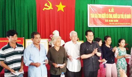 Deputy Secretary of Provincial Party Committee Le Hong Quang gave Tet gifts to 167 poverty households in Kim Son commune, Chau Thanh district.