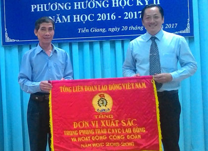 Ông Đào Ngọc Linh,  Phó Chủ tịch LĐLĐ Tiền Giang trao Cờ thi đua xuất sắc của Tổng LĐLĐ Việt Nam cho Công đoàn ngành Giáo dục tỉnh Tiền Giang.