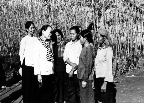 Bà Nguyễn Thị Thập (mặc áo trắng, quàng khăn rằn) về thăm lại nhà tù Bà Rá (Phước Long - Bình Phước).