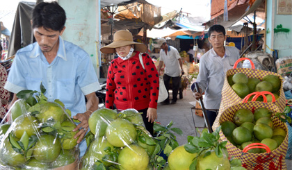 Chợ trái cây Vĩnh Kim trong những ngày giáp tết.