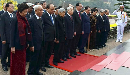 Leaders pay tribute to President Ho Chi Minh at his mausoleum in Hanoi on January 25. (Credit: NDO)