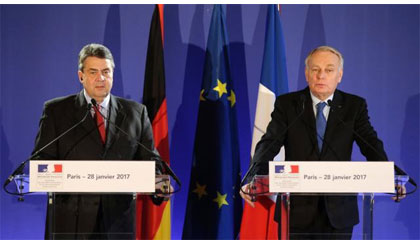 Ngoại trưởng Pháp Jean-Marc Ayrault (phải) tại cuộc họp báo chung với người đồng cấp Đức Sigmar Gabriel. Nguồn: AFP