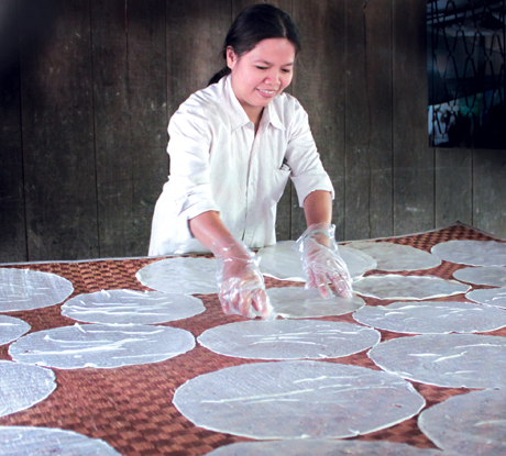 Ở Làng bánh tráng xã Hậu Thành, huyện Cái Bè, những chiếc bánh phồng vẫn giữ được hương vị truyền thống, với mùi thơm đặc trưng từ nước cốt dừa tự nhiên, được nhiều khách hàng ưa chuộng.