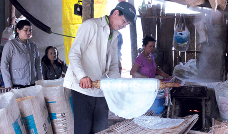 Tại Làng bánh tráng xã Hậu Thành, huyện Cái Bè, từ 2 - 3 giờ sáng, hơn 80 lò bánh tráng nhộn nhịp với các công đoạn ngâm gạo, xay bột, nhóm lò… để phục vụ Tết.
