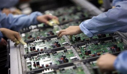 Export turnover of computers, electronic products and spare parts sees a month-on-month decline of 14.1 per cent in January, according to the General Department of Customs. — Photo xuatkhaulaodonghn.vn Viet Nam News
