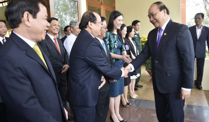 PM Nguyen Xuan Phuc shakes hand with Quang Ngai provincial leaders. (Photo: tuoitre)