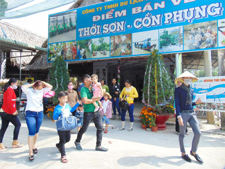 Một điểm bán vé tham quan du lịch ở khu du lịch Thới Sơn thu hút đông đảo du khách vào sáng Mùng 3 Tết.