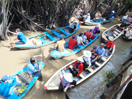 Những chiếc đò chèo chen chúc đưa khách tham quan ở khu du lịch Thới Sơn trong những ngày Tết.