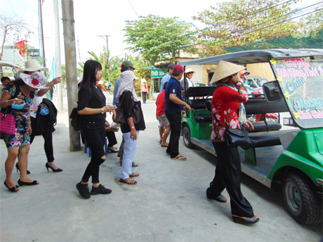 Xe điện là một trong những loại hình đưa đón khách du lịch ở khu du lịch Thới Sơn mới phát triển gần đây cũng trở nên quá tải vào những ngày Tết.