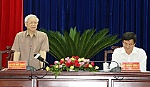 General Secretary Nguyen Phu Trong works with Bac Lieu
