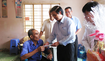 Ông Nguyễn Văn Danh - UV BCH Trung ương Đảng, Bí thư Tỉnh ủy, Chủ tịch HĐND tỉnh tặng quà cho gia đình chính sách