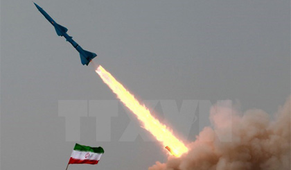 Iran phóng thử tên lửa trong một cuộc tập trận. Nguồn: AFP/TTXVN