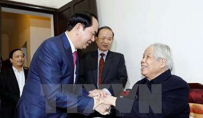 State President Tran Dai Quang visits former Party chief Do Muoi at his home (Source: VNA)