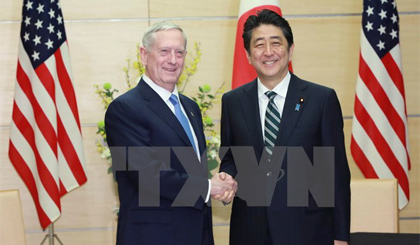 Thủ tướng Nhật Bản Shinzo Abe (phải) và Bộ trưởng Quốc phòng Mỹ Jim Mattis tại cuộc hội đàm ở Tokyo ngày 3-2. Nguồn: EPA/TTXVN