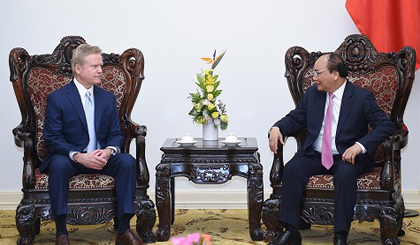 Thủ tướng Nguyễn Xuân Phúc tiếp cựu Thượng nghị sĩ Hoa Kỳ James Webb. Ảnh: VGP/Quang Hiếu