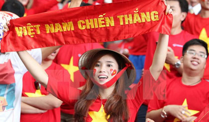 CĐV Việt Nam cổ vũ các cầu thủ Việt Nam tại SEA Games 28. (Ảnh: Quốc Khánh/TTXVN )
