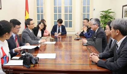 Deputy PM Vu Duc Dam (left) receives Asahi Shimbun President Masataka Watanabe.