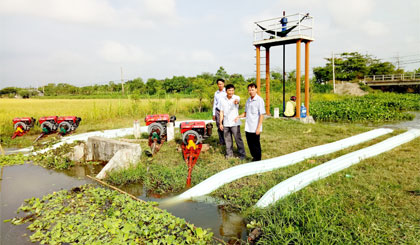 Sở Nông nghiệp và Phát triển nông thôn và Công ty TNHH MTV Khai thác công trình thủy lợi Tiền Giang kiểm tra tình hình nước sản xuất ở vùng Ngọt hóa Gò Công vào ngày 1-2 vừa qua.
