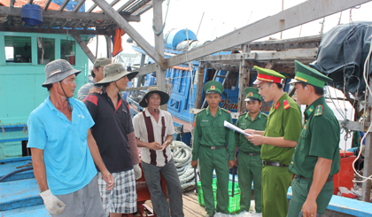 BĐBP phối hợp với công an kiểm tra phương tiện và tuyên truyền về TTXH cho ngư dân