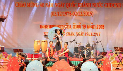 Chương trình nghệ thuật đặc biệt với chủ đề “Nhịp cầu hữu nghị tình đoàn kết Việt-Lào anh em”. Ảnh: Phạm Kiên/TTXVN