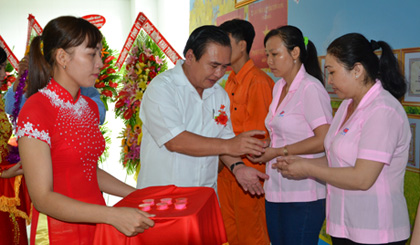 Ông Võ Văn Bình, Phó Bí thư Tỉnh ủy, tặng vàng cho người lao động.