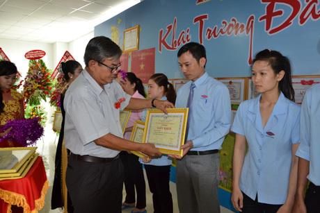 Ông Ngô Văn Tuấn, Giám đốc Sở Công thương tặng Giấy khen cho người lao động.