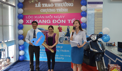 Ông Trịnh Quốc Khánh, Phó giám đốc kinh doanh VNPT trao thưởng cho khách hàng may mắn.