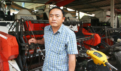 Anh Trần Văn Siêng làm giàu từ những chiếc máy gặt lúa mướn.