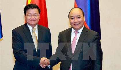Thủ tướng Nguyễn Xuân Phúc đón Thủ tướng Lào Thongloun Sisoulith. Ảnh: Thống Nhất/TTXVN