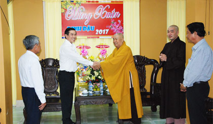 Ông Lê Văn Hưởng, Phó Bí thư Tỉnh ủy, Chủ tịch UBND tỉnh trao quà chúc mừng Hòa thượng Thích Huệ Minh, Trưởng Ban Trị sự Phật giáo tỉnh.