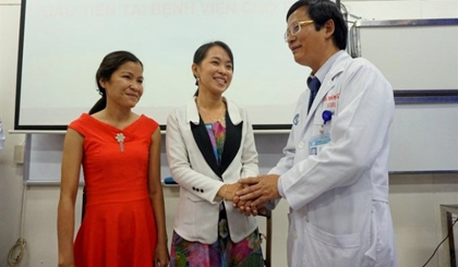 Vu Thi Hue (left), Le Thi Anh Hong (centre) and Thai Minh Sam, head of Cho Ray Hospital’s Department of Urology. (Credit: VNA)