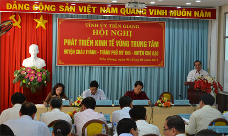 Ông Lê Hồng Quang, Ủy viên BCH Trung ương Đảng, Phó Bí thư Thường trực Tỉnh ủy, chủ trì Hội nghị Phát triển kinh tế Vùng trung tâm tỉnh.