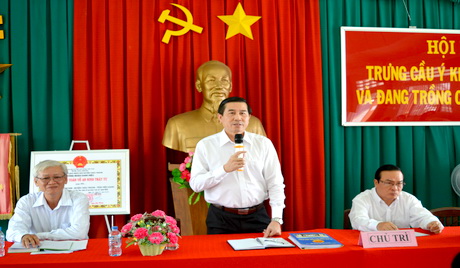 Chủ tịch UBND tỉnh Lê Văn Hưởng chủ trì Hội nghị.  