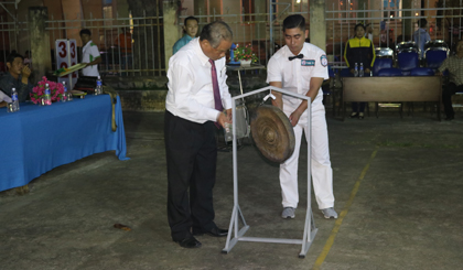 Ông Trần Thanh Phúc, Phó Giám đốc Sở VH-TT&DL, đánh chiên khai mạc giải đấu.